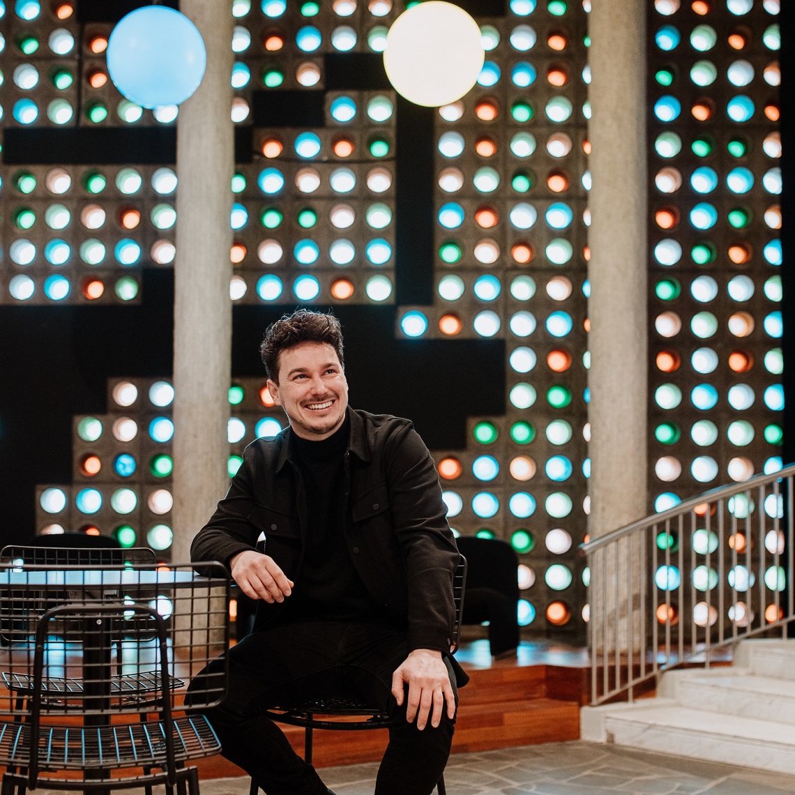 Koen Savelkoel op een modern verlicht podium