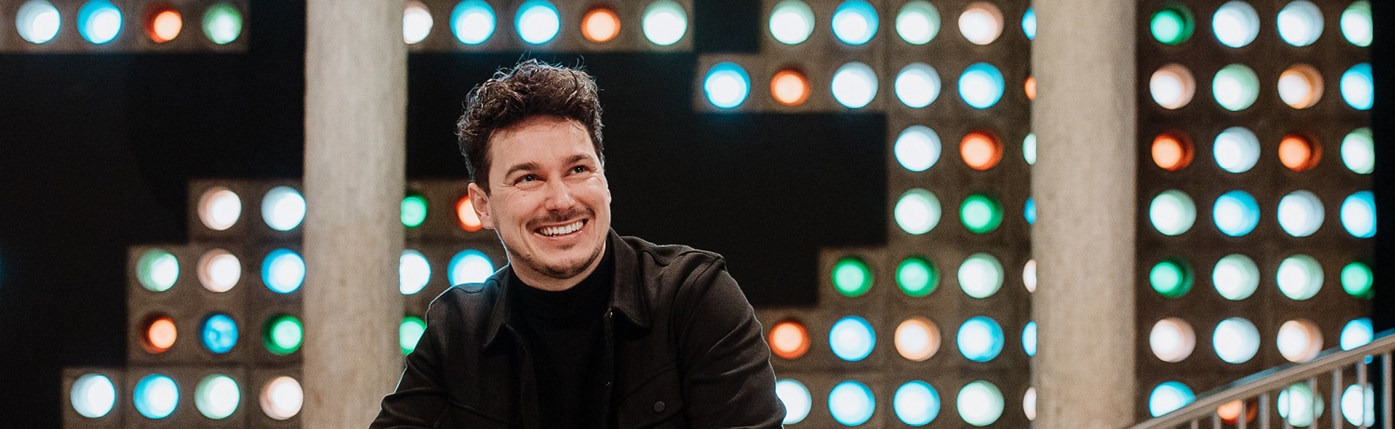 Koen Savelkoel op een modern verlicht podium