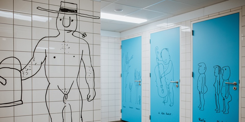 Toiletten met kunsttekeningen