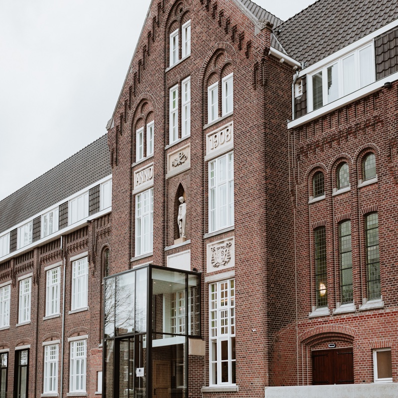 Een oud schoolgebouw