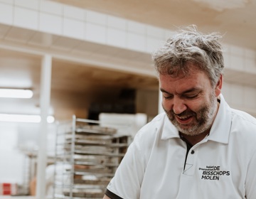 Frank van Eerd verdeelt het eimengsel over de vlaaien