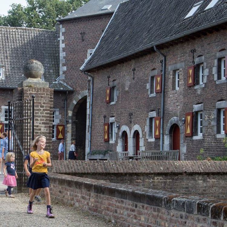 Mensen lopen op binnenplein Kasteel Cortenbach