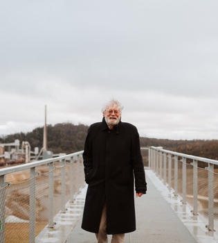 Pieter Caljé wandelt over de uitzichtbrug bij de Enci Groeve