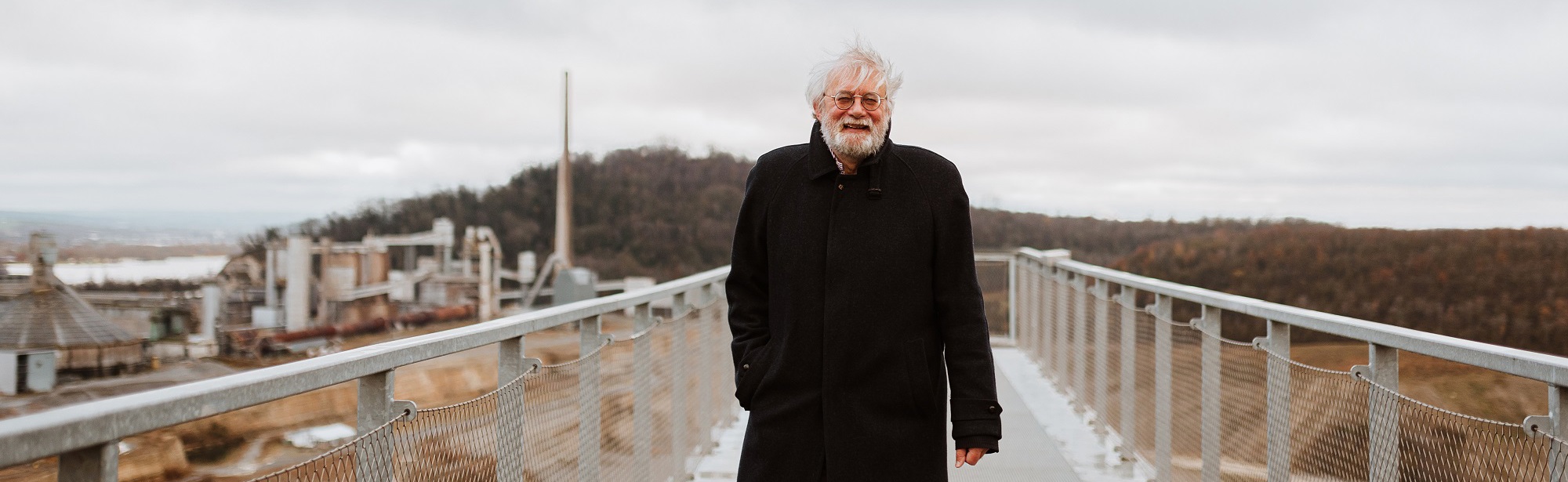 Pieter Caljé wandelt over de uitzichtbrug bij de Enci Groeve