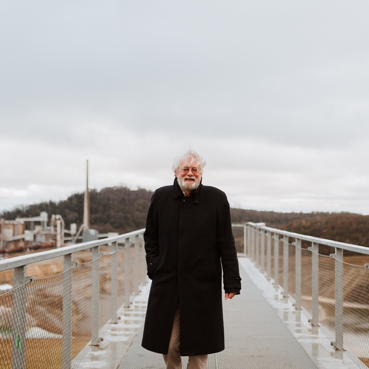 Pieter Caljé wandelt over de uitzichtbrug bij de Enci Groeve