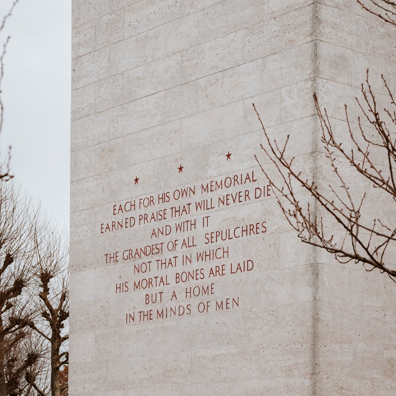 Herdenkingsmonument bestaande uit een grote betonnen toren met een Engelse gegraveerde tekst