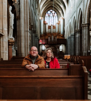 Patricia en Erwin Lennarts zitten in de kerkbanken en kijken omhoog