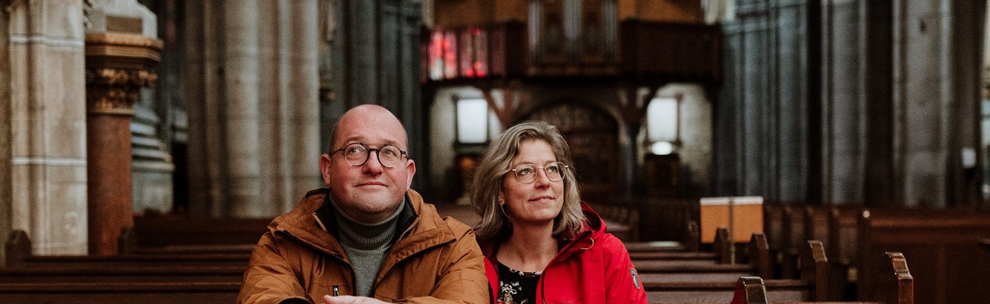 Patricia en Erwin Lennarts zitten in de kerkbanken en kijken omhoog