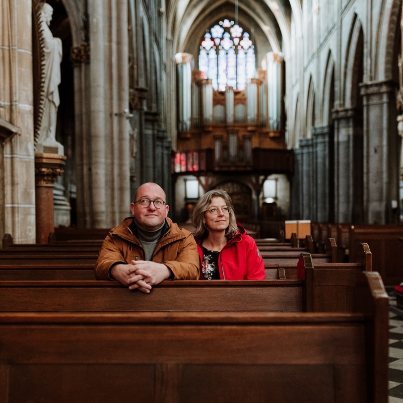 Patricia en Erwin Lennarts zitten in de kerkbanken en kijken omhoog