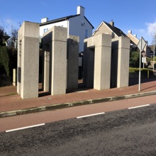 Joods monument bestaande uit 5 grote zuilen op de stoep in Gulpen 