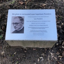 Aluminium plaquette over kapelaan Penders op een stenen zuiltje