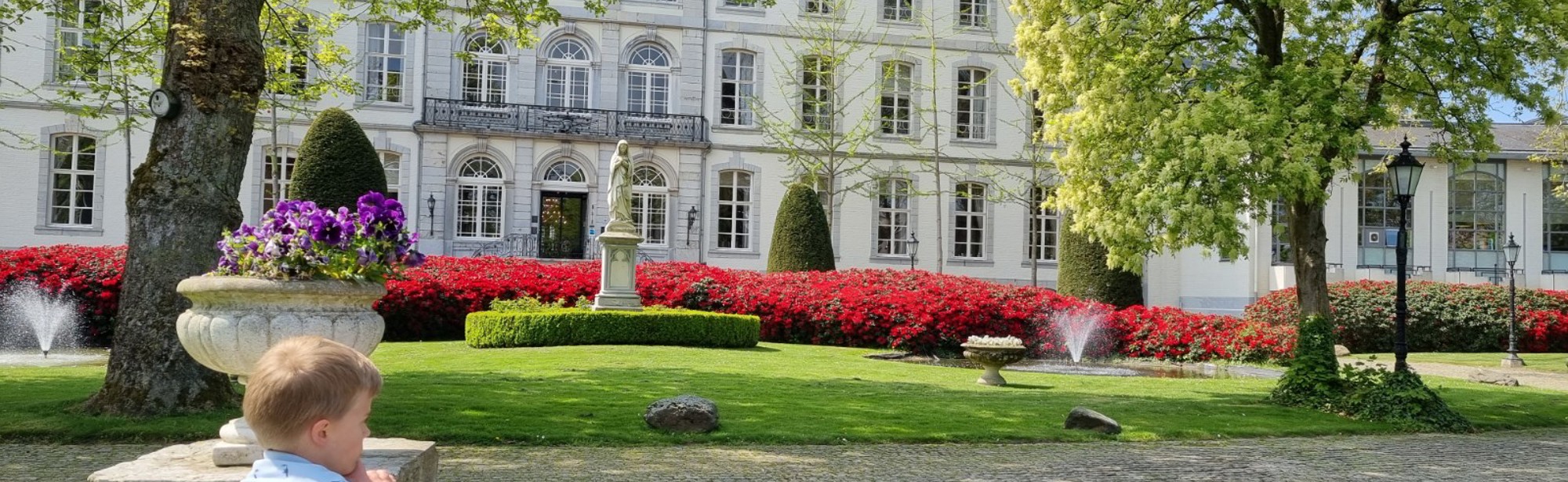 Een kind dat gehurkt kijkt naar Kasteel Bloemendal Vaals