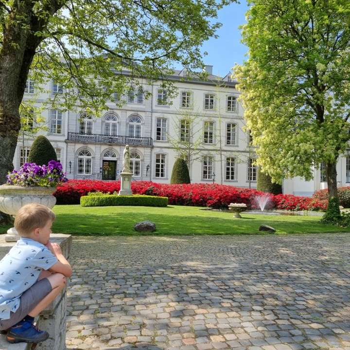 Een kind dat gehurkt kijkt naar Kasteel Bloemendal Vaals