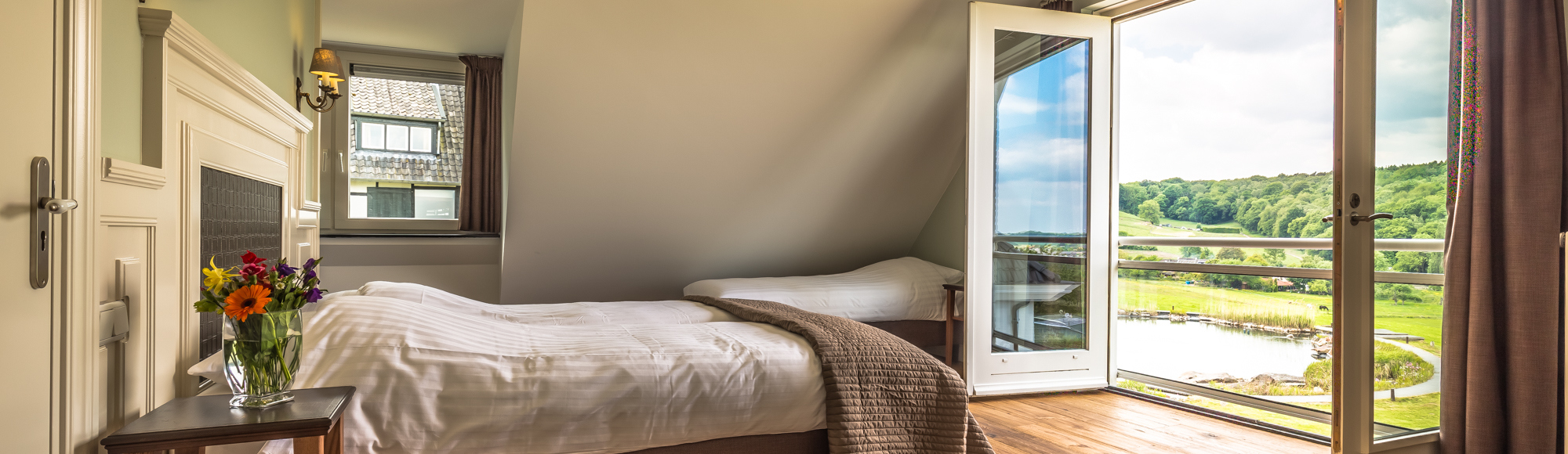 Een prachtige slaapkamer bij de Smockelaer met uitzicht op de groene heuvels