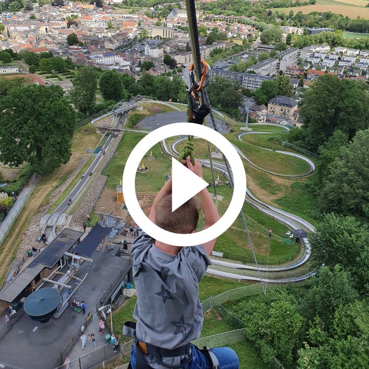 Jongen aan zipline vanaf Wilhelminatoren bij Attractiepark Kabelbaan Valkenburg - playbutton