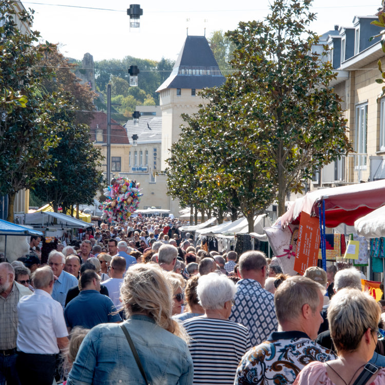 Mensen struinen over de Bokkemert in Valkenburg