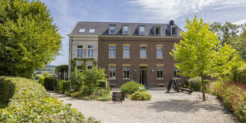 De accommodatie van Domein Holset met voortuin op een zomerse dag