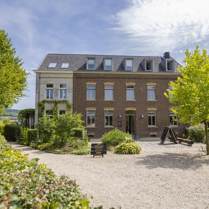 De accommodatie van Domein Holset met voortuin op een zomerse dag