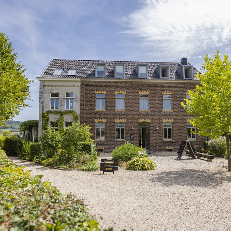 De accommodatie van Domein Holset met voortuin op een zomerse dag