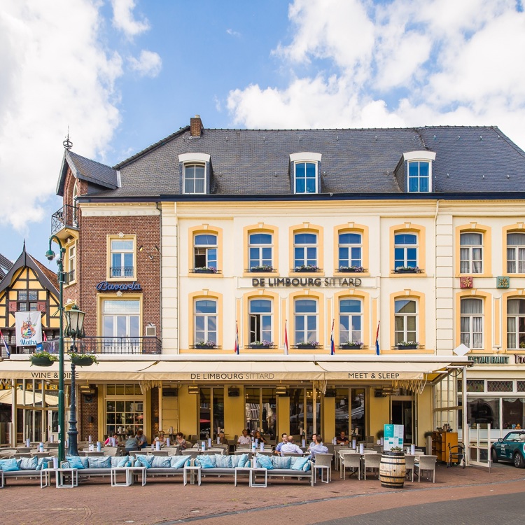 Vooraanzicht van het terras van de Limbourg op de markt in Sittard