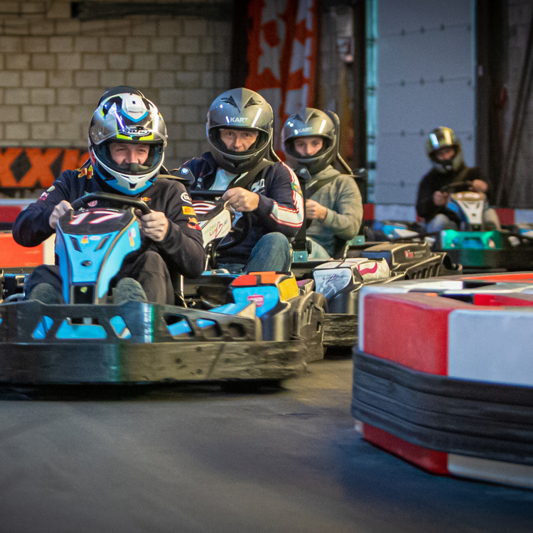 Mensen in karts op de kartbaan