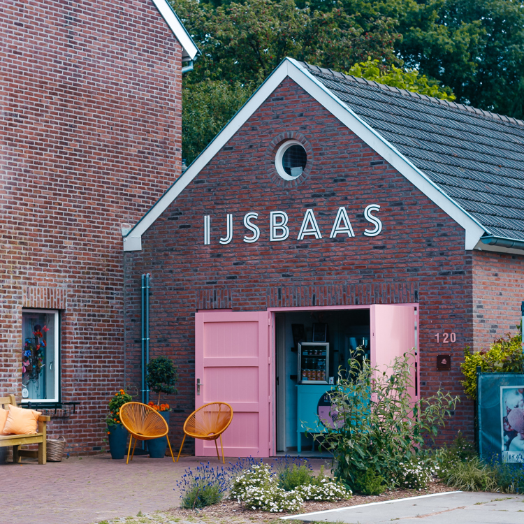 De ingang van de ijswinkel van IJsbaas met roze toegangsdeuren
