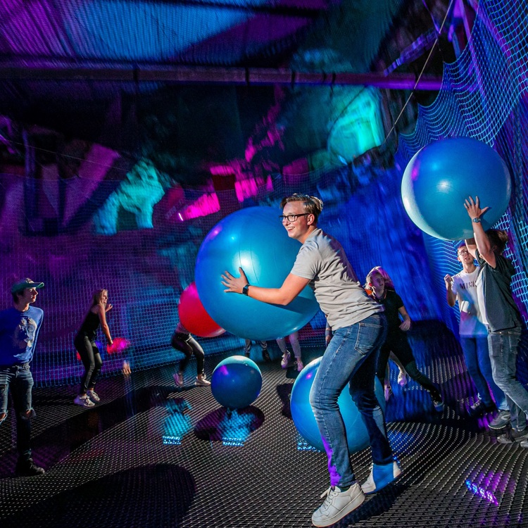 Kinderen hebben plezier met grote bounceballen op netten