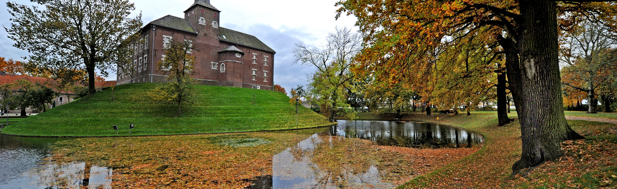 Zicht op Kasteel Limbricht vanaf de buitengracht.