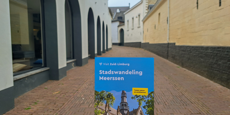 Boekje van stadswandeling Meerssen in de straatjes van Meerssen