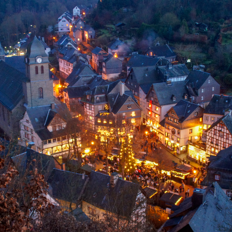 Luchtfoto van Kerstmarkt in Monschau