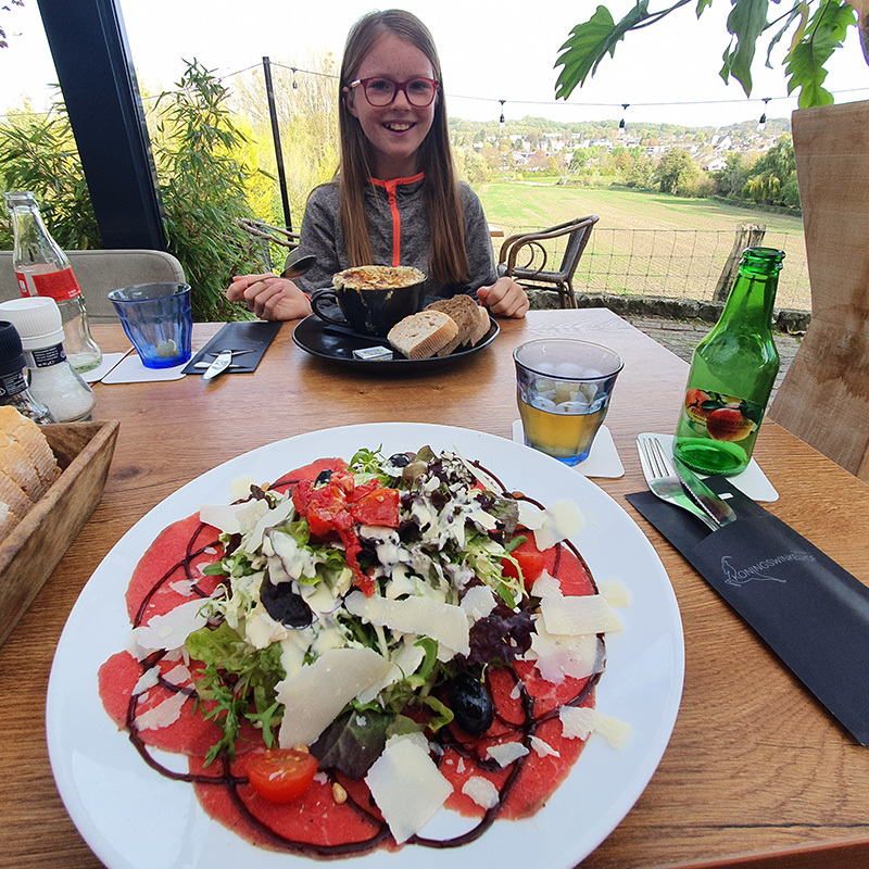 Carpaccio salade bij de Koningswinkelhof, gezellig aan tafel