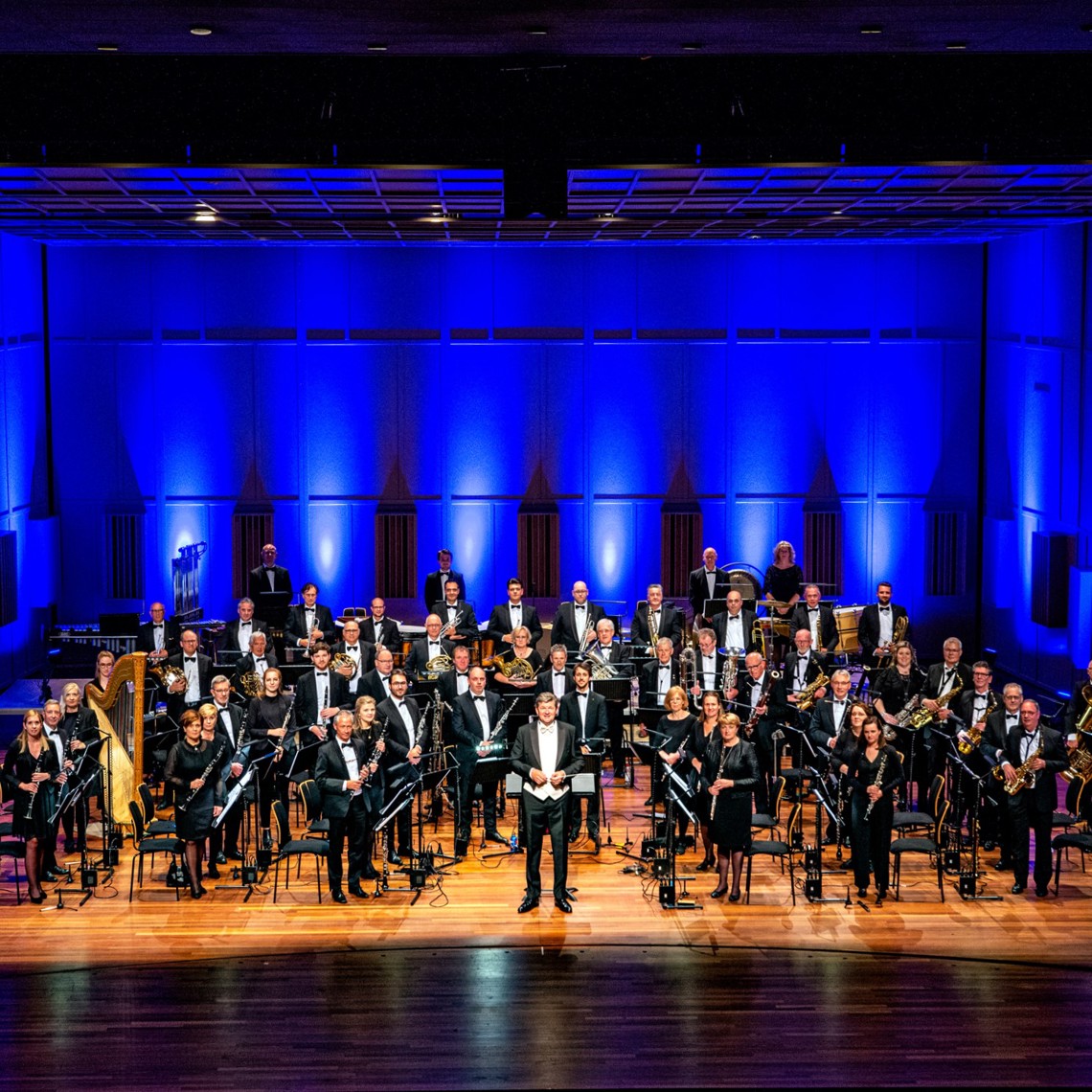 Orkest presenteert zich staande aan publiek