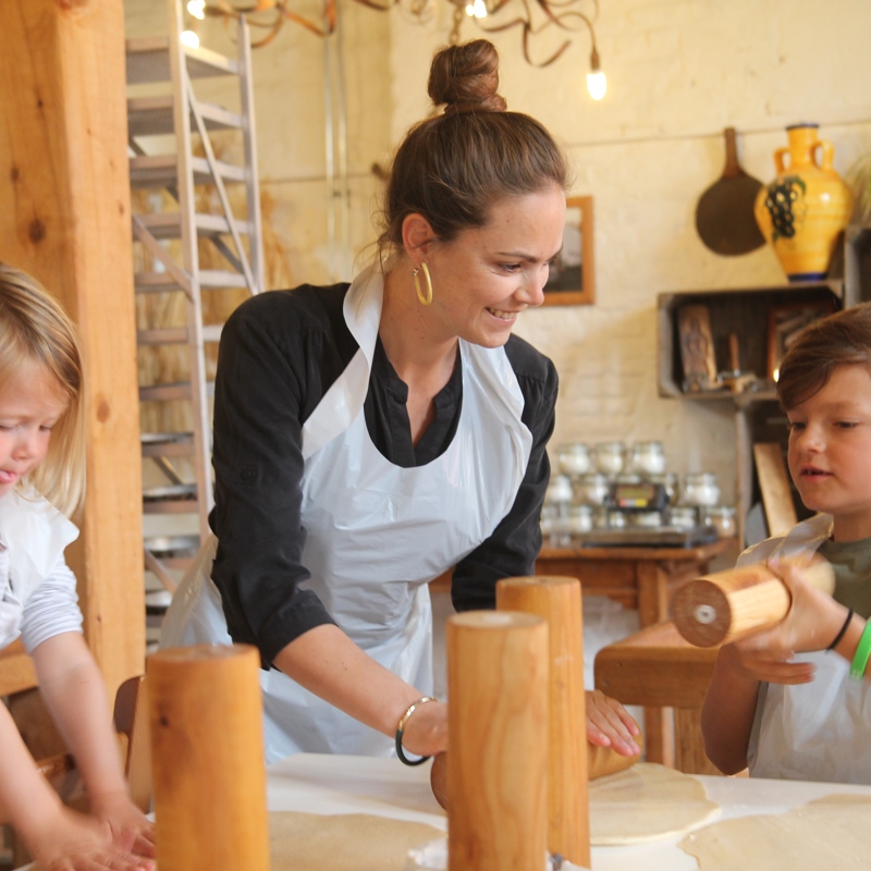 Moeder met twee kinderen tijdens vlaaibakworkshop