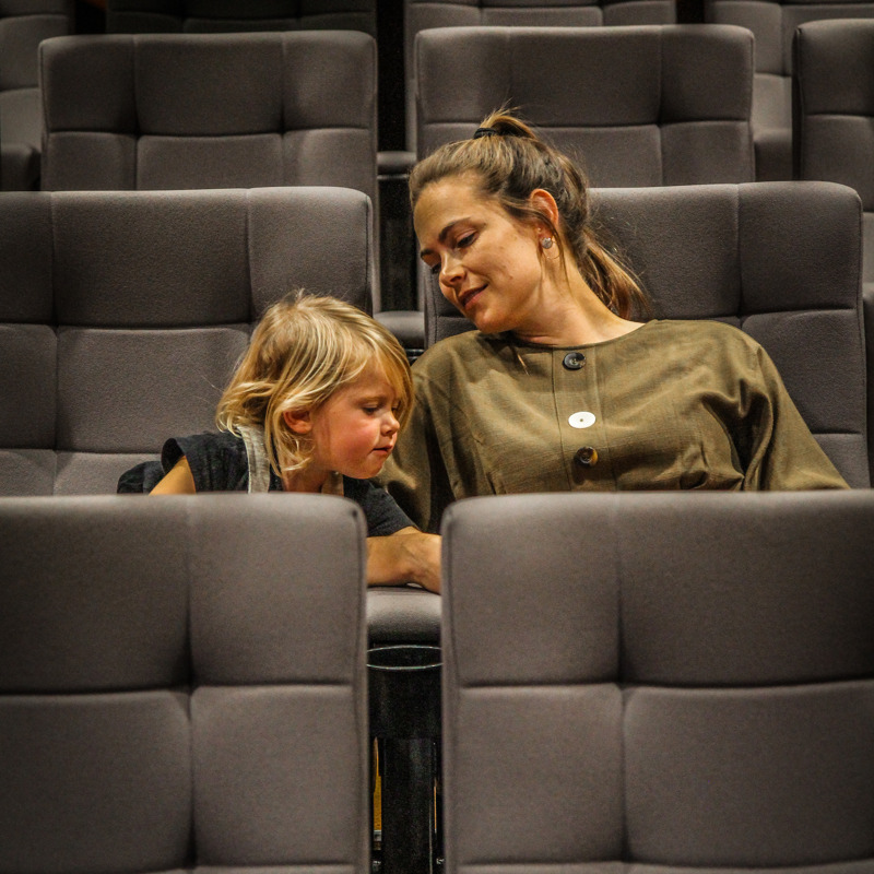 Moeder en dochter in bioscoopzaal