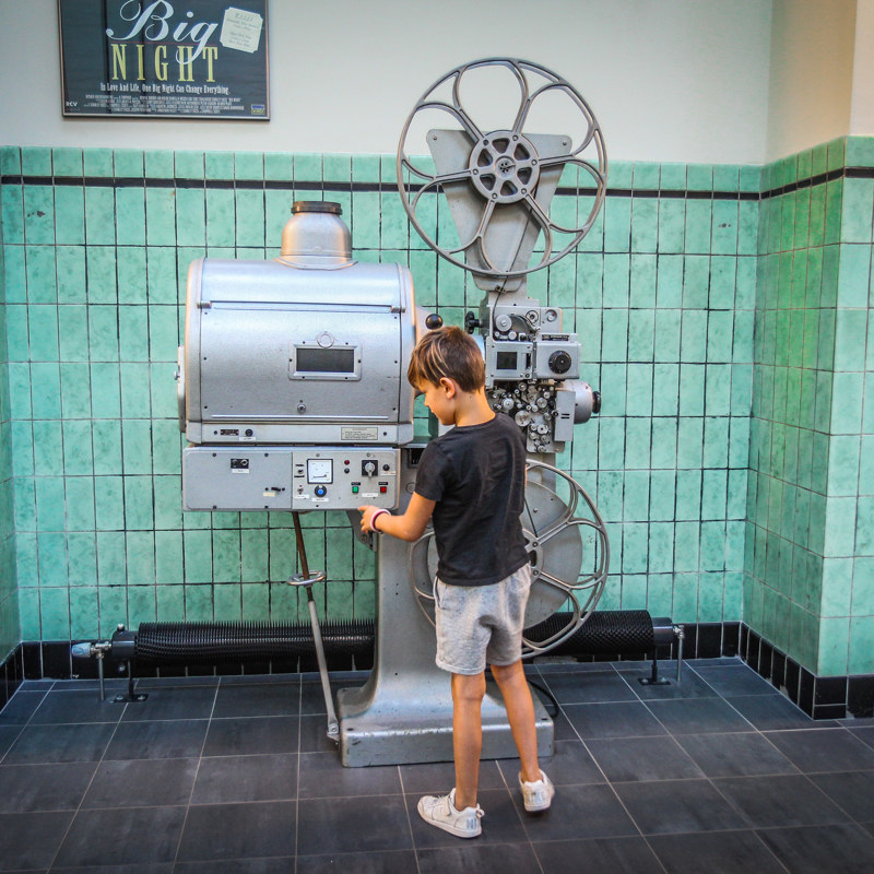 Kindje staat bij oude projector in bioscoop in maastricht