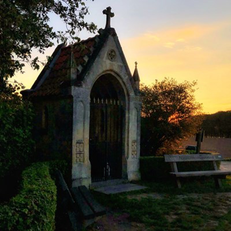 Oude kapel in zuid-limburg tijdens zonsopgang. 