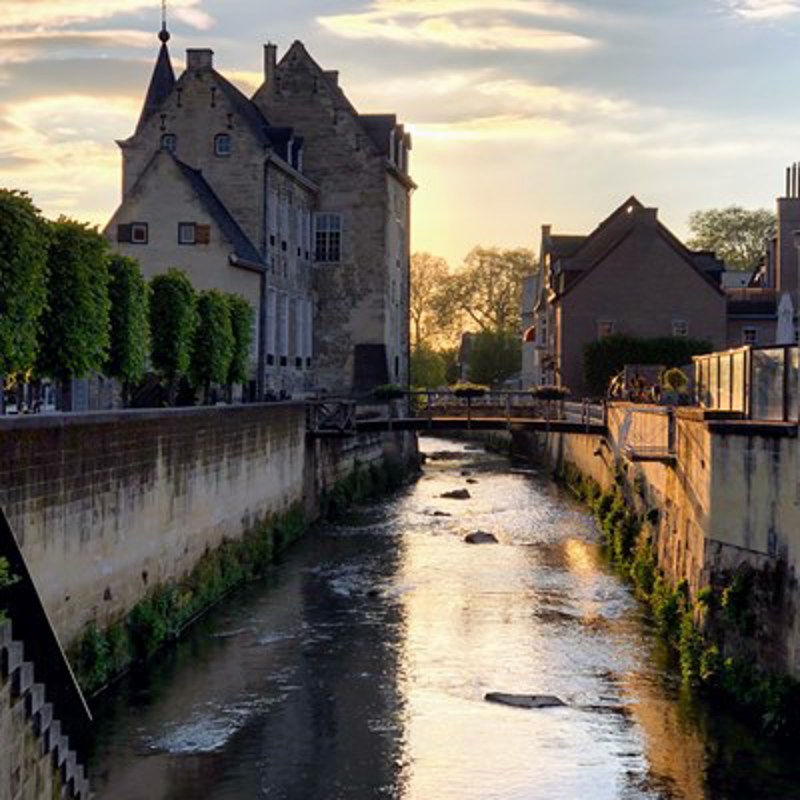 De geul in Valkenburg met oude mergel architectuur eromheen. 