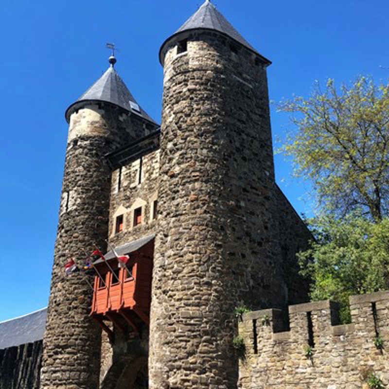 Een oude monumentale poort van oude stenen. 