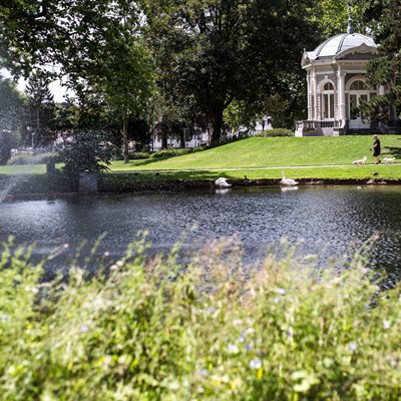 Gloriette in het proosdijpark aan het water