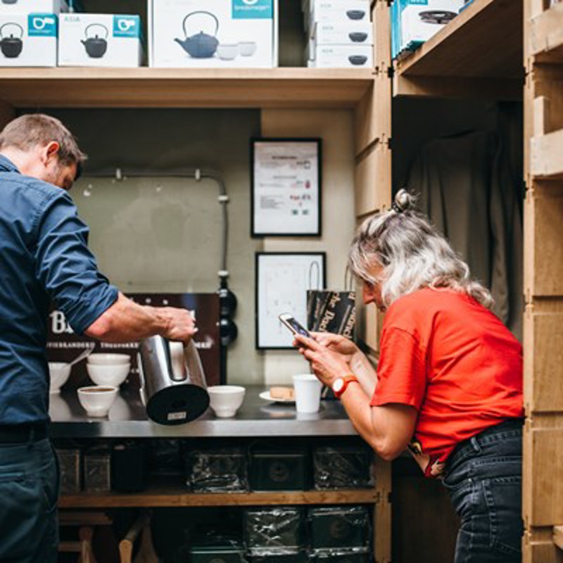 Vrouw maakt foto terwijl de koffie wordt ingeschonken. 