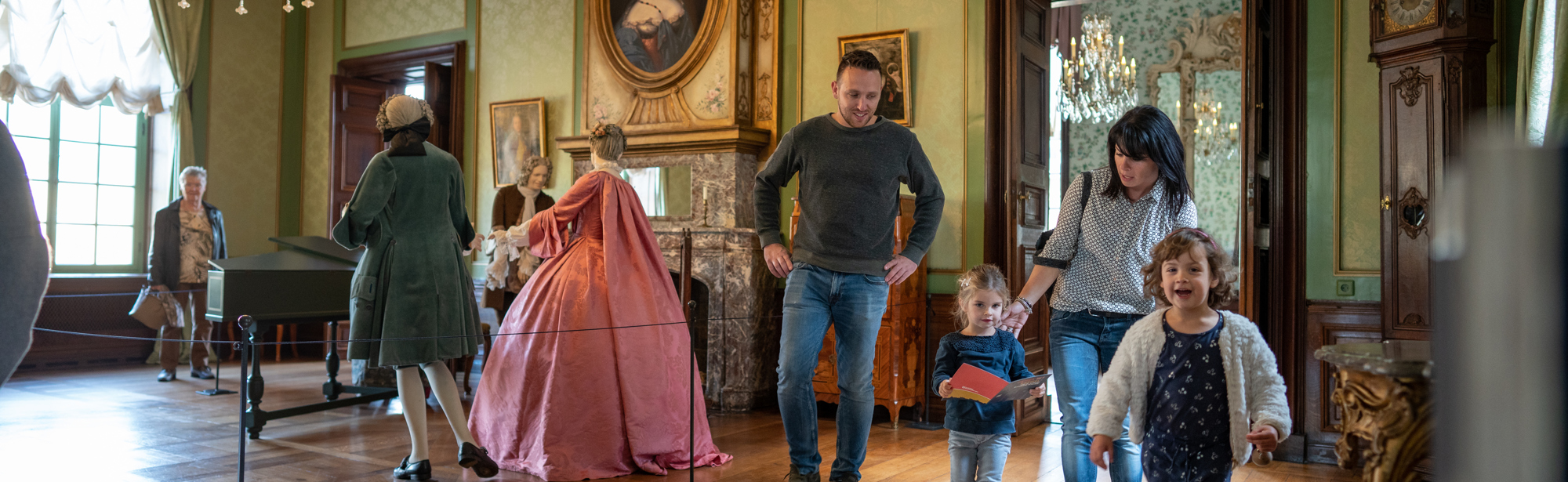 Jong gezin in kamer in Kasteel Hoensbroek