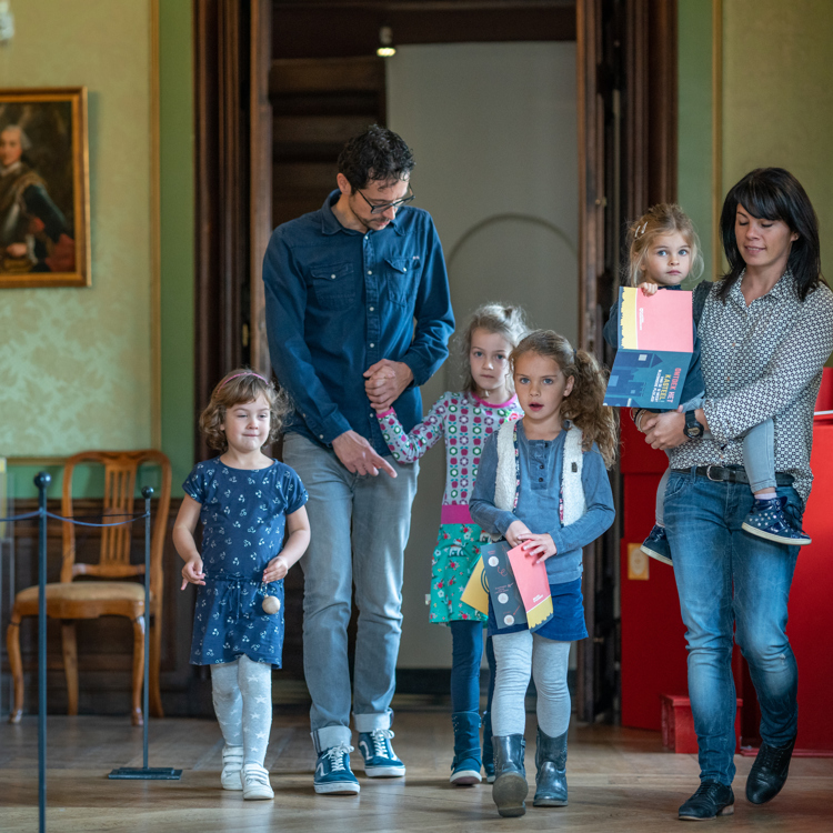 Gezin loopt door gang in kasteel