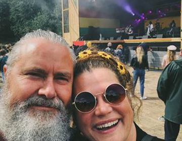Selfie van twee mensen op een festival