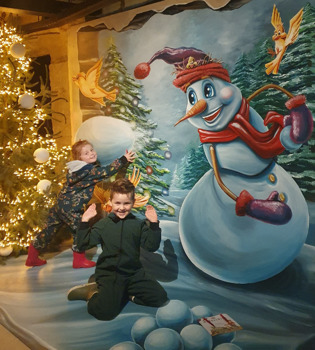 Pip en Soof gaan op de foto met de sneeuwpop 3D muurschildering in de Fluweelengrot