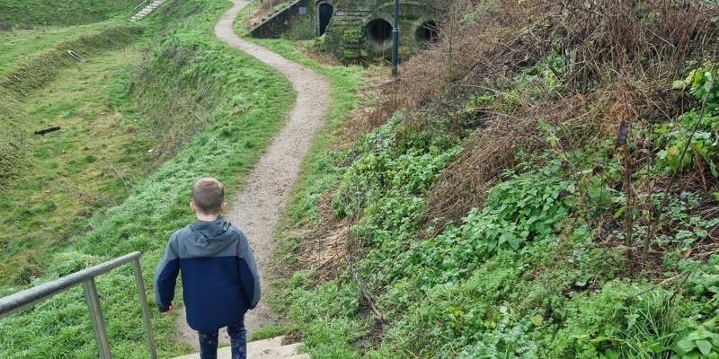 Kind dat de trappen afloopt richting Fort Sanderbout in Sittard