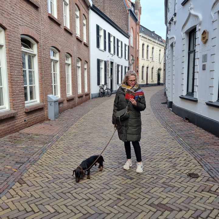 Wandelaar met hond in de Begijnenhofstraat in Sittard