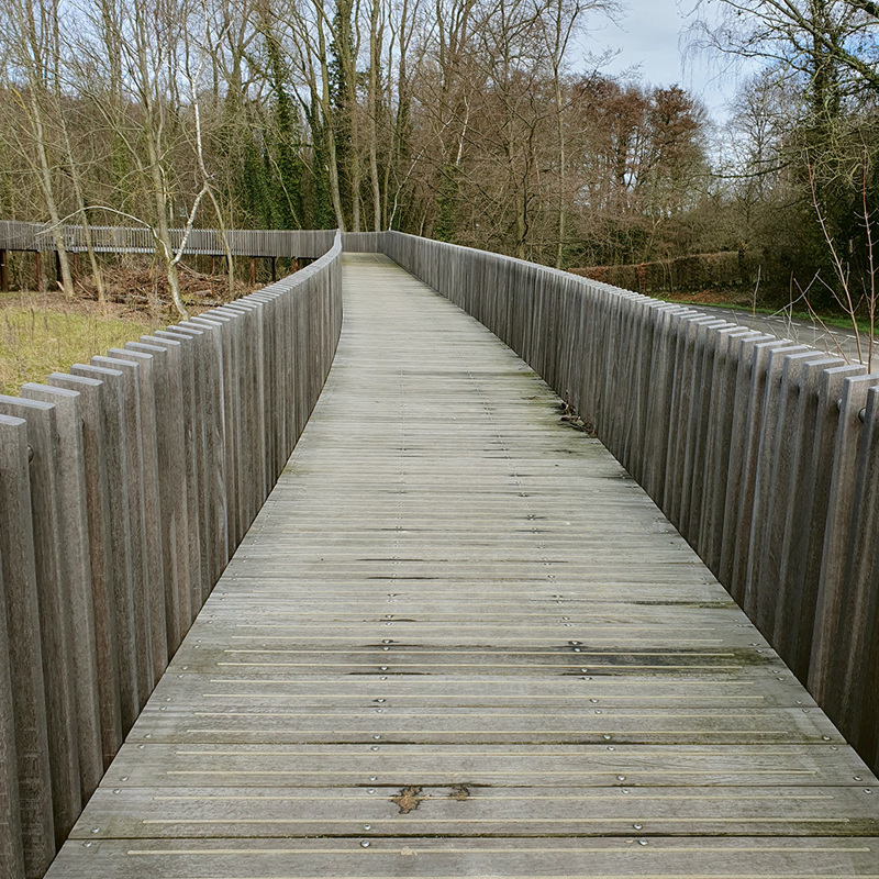 Een looppad in de vorm van een brug