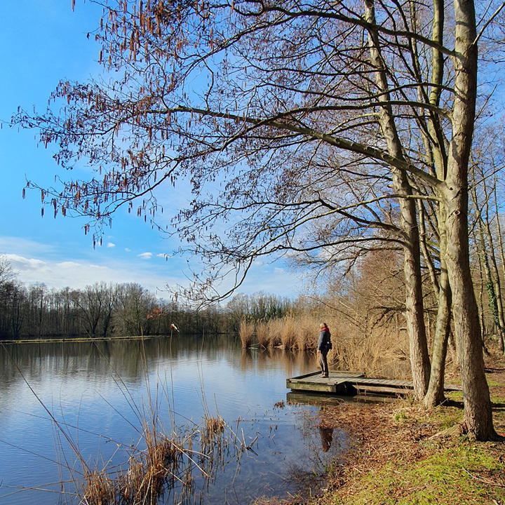 Een vrouw staat aan het water