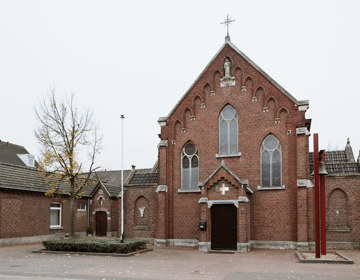 Naast de kerk vind je de ingang van infocentrum Vuursteenmijn Rijckholt