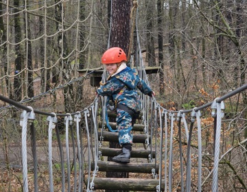 Meisje Loopt Over Hindernis In Park Het Plateau